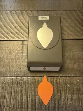 Stampin’ Up Gleaming Ornament Shape Punch